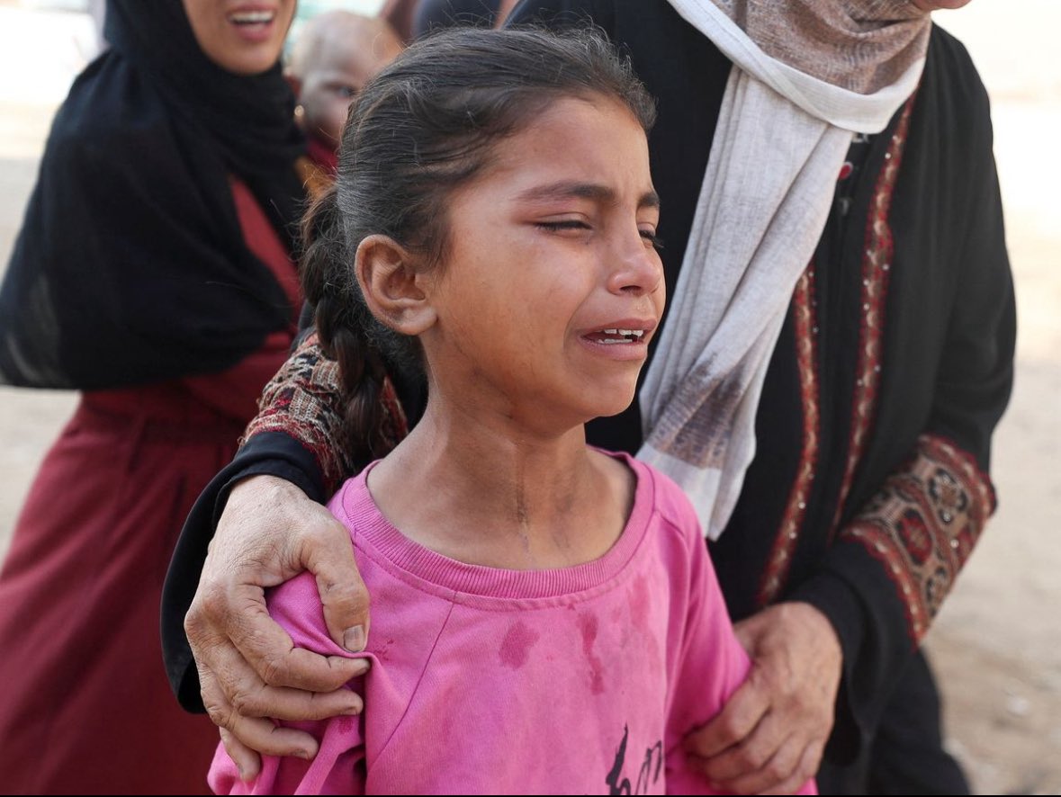 Aan alles zie je dat dit kindje op is. Het raakte me diep. Kinderen mogen geen slachtoffer worden van oorlog en gebrek aan humanitaire hulp.

#Gaza #Israel #StoptheWar #noodhulp