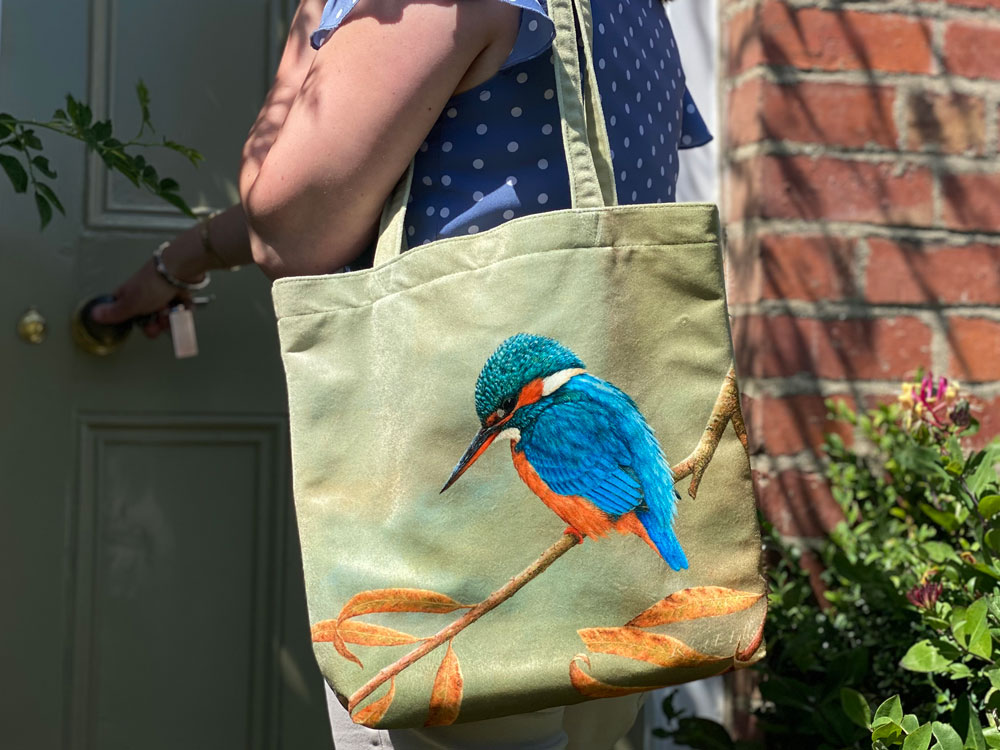 Add a touch of glamour to your everyday with a tote bag inspired by nature 🌿👜
Featuring my most popular paintings, these stylish bags are perfect for a day out.
Choose your favourite 👉robertefuller.com/collections/to…