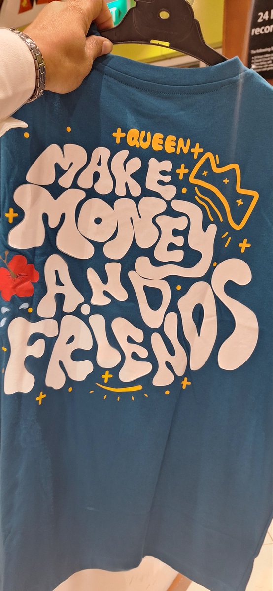 I was in line to purchase this tee, there's a Sza song playing and at the same time the girl in front of me in the line and I both sang out loud "I might kill my ex" then she spun around and looked at me and we sang louder "Not the best idea" and laughed for 1 minute haha so cute