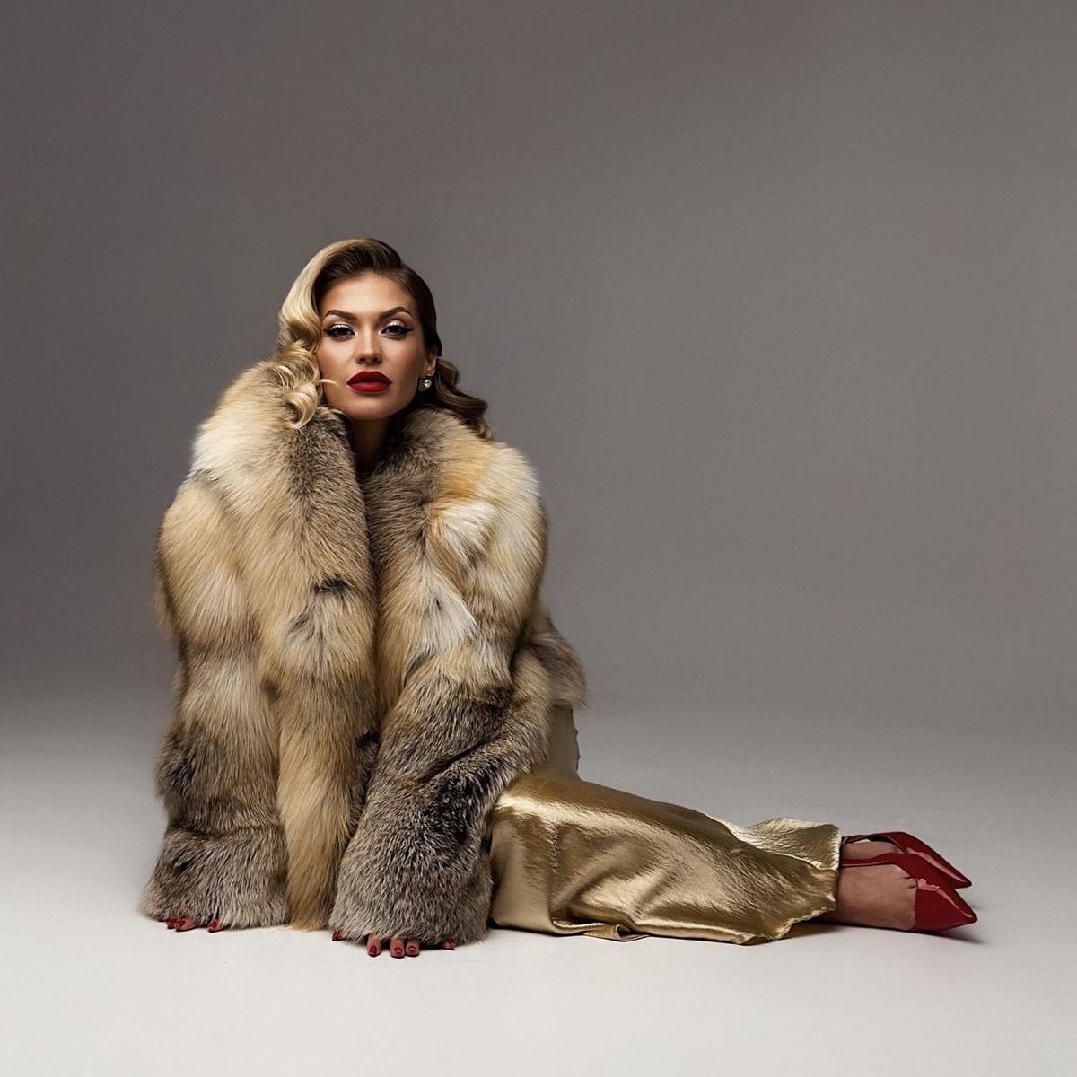#sexy #woman #FurFriday #FridayVibes #FridayFeeling #fur #furcoat #furfetish