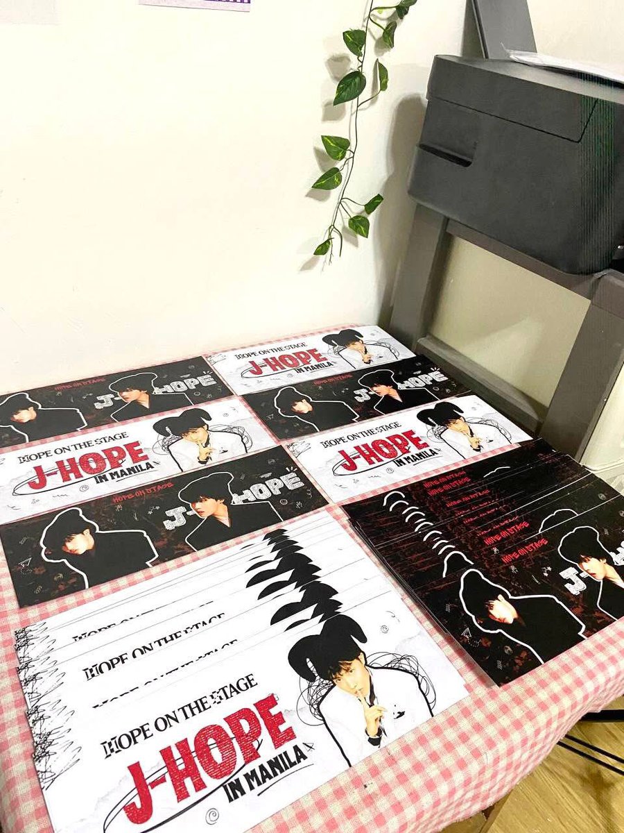 MixprintStudio's tweet image. 50pcs back-to-back hand banners sold for hope on the stage manila 🖤💜

welcome back, sunshine j-hope!! 🌞 

📍 dasma cavite | open 24/7 | 
dm us for print needs 🖨

#mixprintstudio #mixprintsamples
🏷️ wts lf print ph handbanners polaroid photocard instax button pins hobi bts