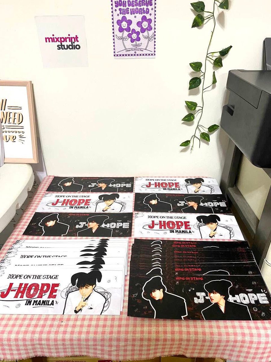 MixprintStudio's tweet image. 50pcs back-to-back hand banners sold for hope on the stage manila 🖤💜

welcome back, sunshine j-hope!! 🌞 

📍 dasma cavite | open 24/7 | 
dm us for print needs 🖨

#mixprintstudio #mixprintsamples
🏷️ wts lf print ph handbanners polaroid photocard instax button pins hobi bts