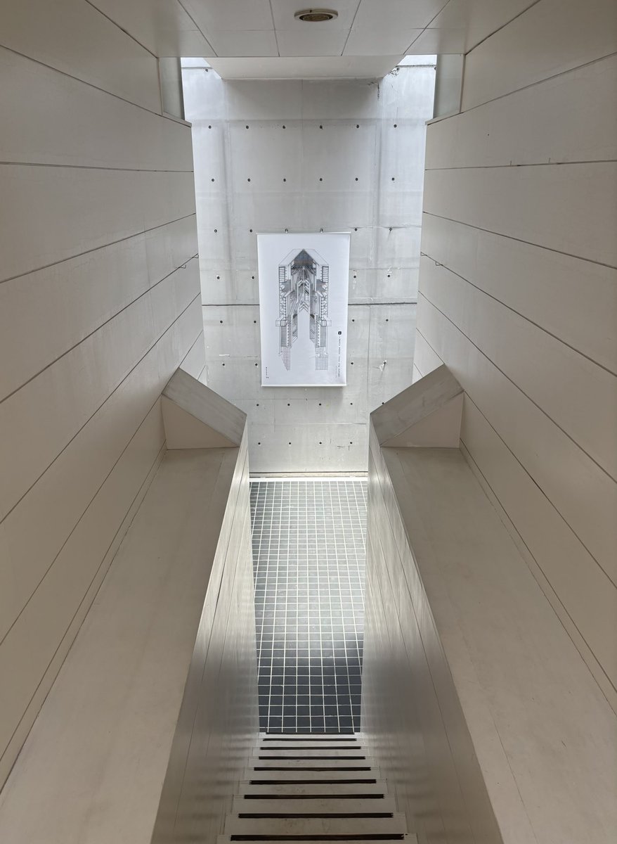 mpl_architect's tweet image. 📍粟津邸┊︎原広司
授業の一貫で行ってきました！
敷地の傾斜を利用した建ち方も、光の変化に伴って、陽の当たる部分、影の部分、中間部分と微妙に変化する無彩色の空間もとても良かったです🥹
これから粟津邸を題材に写真建築について探究します…楽しみすぎる！✨️
見学は6/29までです！