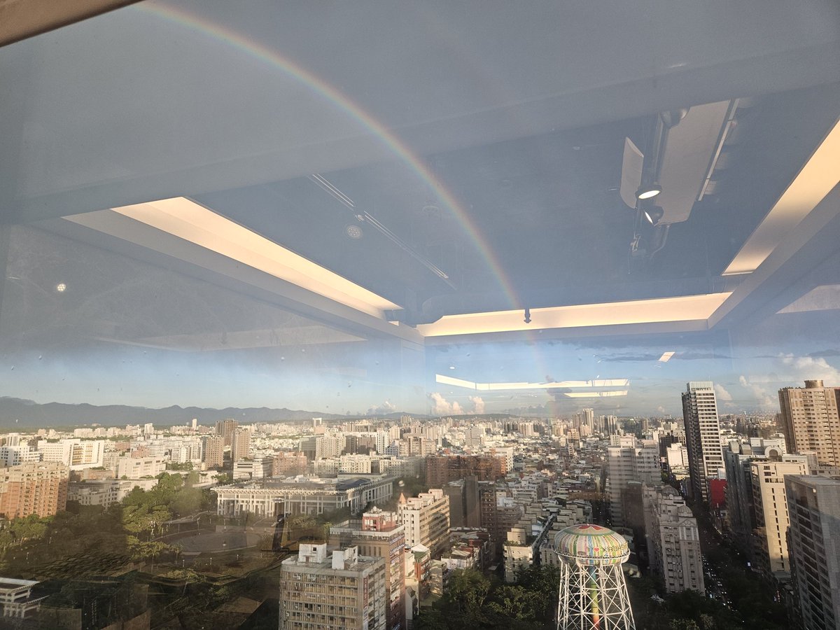 從辦公室 看到的雙彩虹~ 是下班的號角