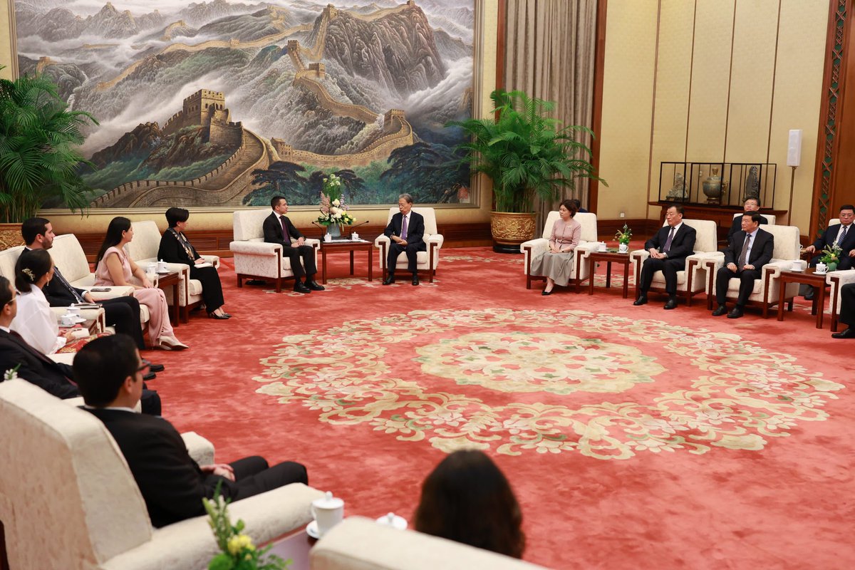 Previo a culminar su agenda en la República Popular China, el presidente <a href="/DanielNoboaOk/">Daniel Noboa Azin</a> mantuvo una reunión con Zhao Leji, presidente del Comité Permanente de la Asamblea Popular Nacional de China. Este encuentro impulsa la cooperación, el trabajo bilateral, fortaleciendo las