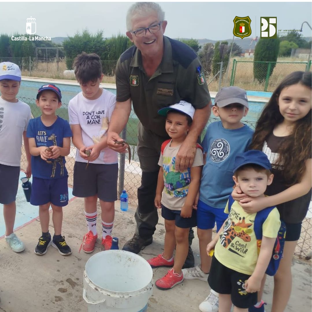➡️#AgentesMedioambientales de <a href="/gobjccm/">Gobierno de Castilla-La Mancha</a> realizaron una actividad con escolares del CEIP local, rescatando varias especies de anfibios y pequeños mamíferos durante la limpieza de la piscina municipal 👨🏼‍🏫🦎
🙌Gracias al centro por su colaboración
#EducaciónAmbiental 
@Dsostenible_CLM