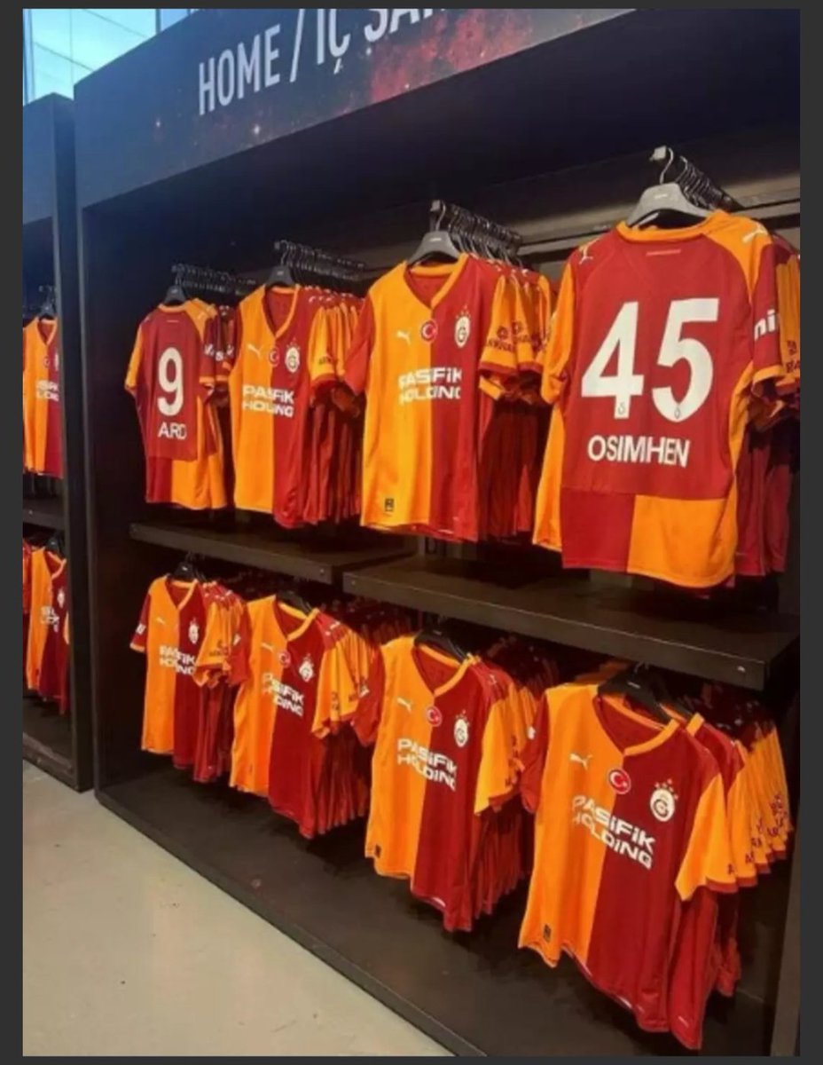 ÖZEL: Galatasaray, sözleşmeli futbolcusu olmayan Osimhen’in isminin yer aldığı yeni sezon formalarını satışa sundu. Bu durum UEFA tarafından haksız kazanç olarak değerlendirilebilir ve kulüp Avrupa kupalarından men cezası riskiyle karşı karşıya kalabilir. Paylaşın herkes görsün.