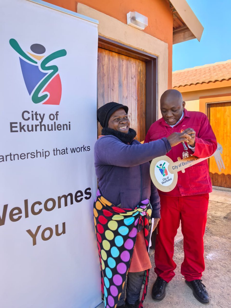 City_Ekurhuleni's tweet photo. Restoring dignity and putting smiles on the faces of people from Lindelani informal settlement, who braved the 🥶 cold weather, is MMC for Human Settlements, Cllr Kgopelo Hollo who is handing over 12 RDP 🏠 houses to deserving beneficiaries in 📍Alliance near #Springs today. https://t.co/C4LOk9B5tA