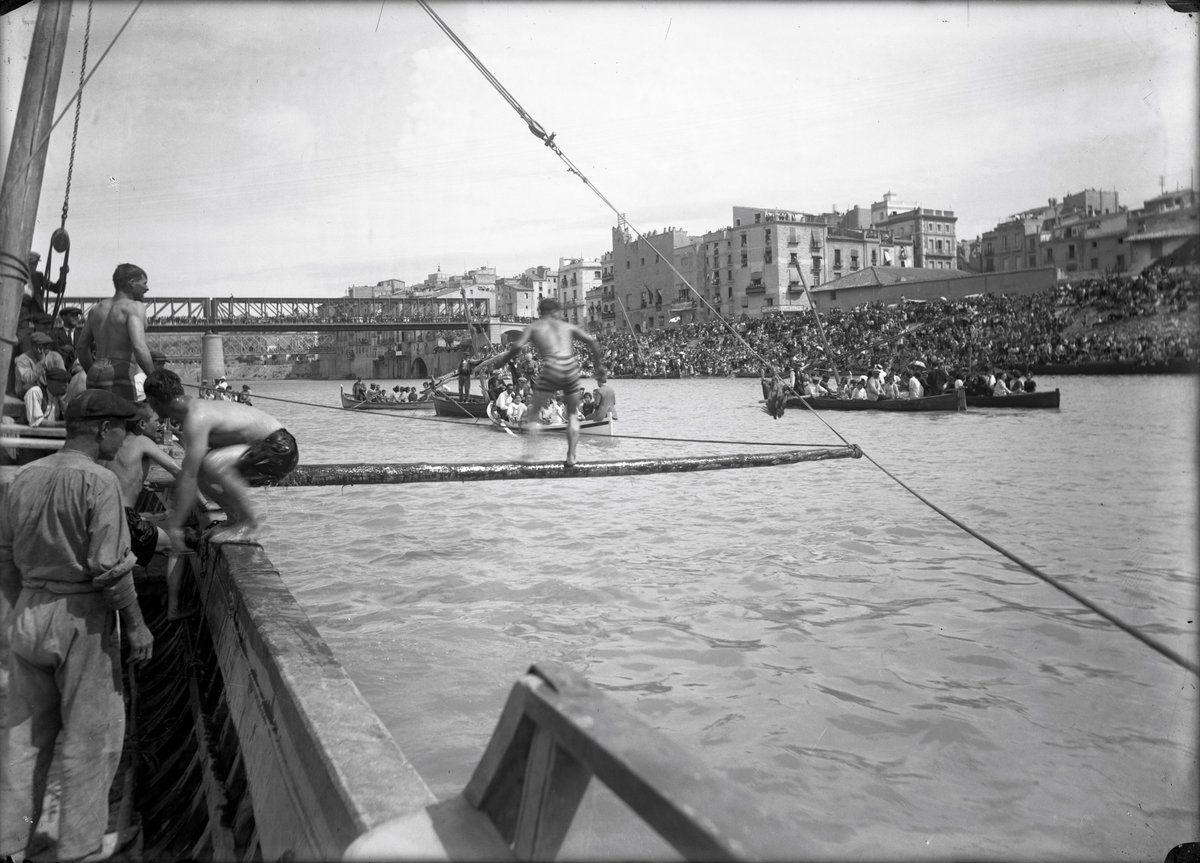 La imatge, no per coneguda ens resistim a difondre-la, especialment aquests dies de tanta calor. Un dels espectacles festius tradicionals de Tortosa, que es feien quan el riu era el protagonista,  era el del pal ensabonat. ( Ramon Borrell, anys 1930)<a href="/patrimonigencat/">Patrimoni</a> #xac