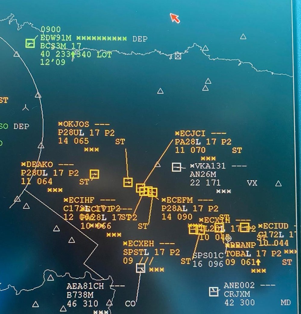 Asi vemos en el radar los aviones de la Segunda Etapa de la Vuelta Aérea a España 2025 saliendo de Burgos hacia #Galicia. 
#curiosidades