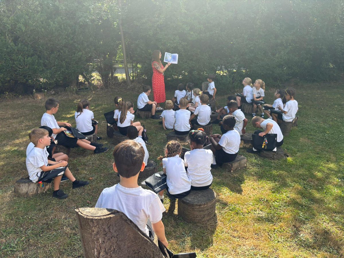 SCOSDominic's tweet photo. Taking our reading time outside in the shade! #StCathsreading https://t.co/yOHxHOIGzY