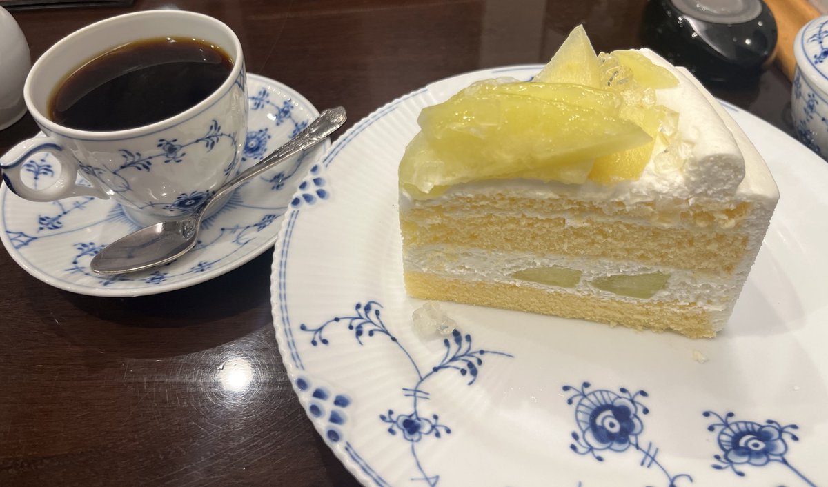 最近低浮上ですが元気にやってます
平日も書くようになったので毎日がタイムアタックでまた潜るかもですが、ジャンヌ・クーロンの漫画が更新されたらちょこちょこ出てきます。
8月にはコミックス2巻も発売です！
これは関係ないケーキです。