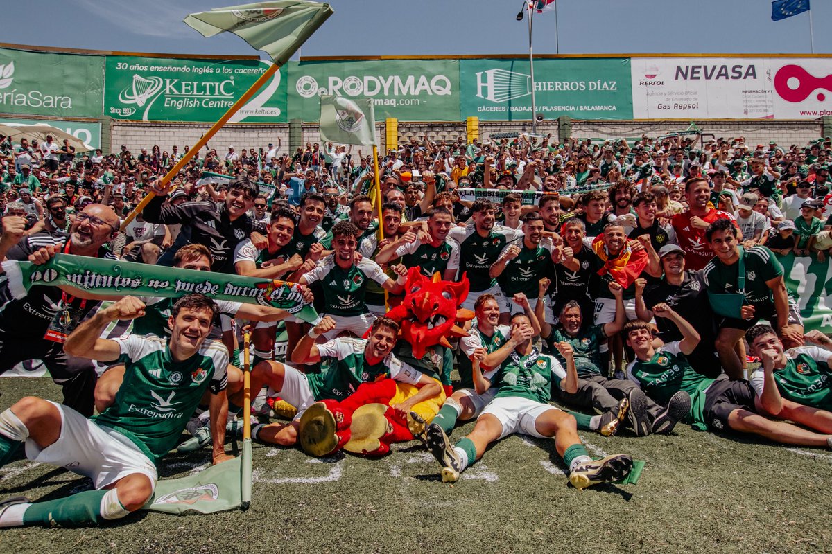 A muchos no volveré a veros por el Estadio, nos han dejado en lo mas alto después de tantos años, estén o no estén, tenéis a una ciudad entera agradecida. Para los que ya no estáis os deseo lo mejor, siempre seréis parte de la historia no solo del club, de Cáceres entera.
Gracias