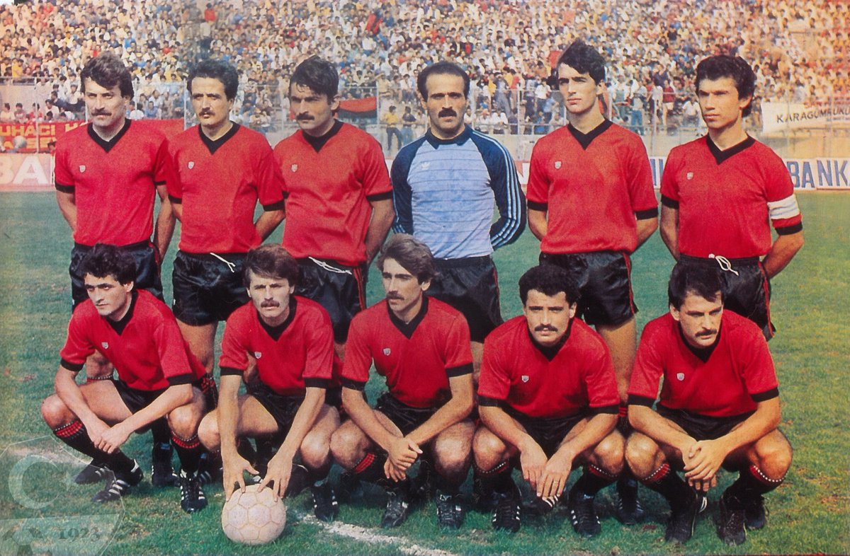 Tarihin tozlu raflarından çıkanlarda bugün; 1983-1984 Karagümrük kadrosu. 🖤❤️

Ayaktakiler: Yaşar Elmas, Burhan Dalgıç, Rıdvan Kılıç, Seyfettin Özbey, Abdülkerim Durmaz, Ercüment Dinçmen

Oturanlar: Mustafa Pamukoğlu, Serhat Haskurt, Halit Ahi, Erdoğan Beysüngü, Ali Raik Erüstün