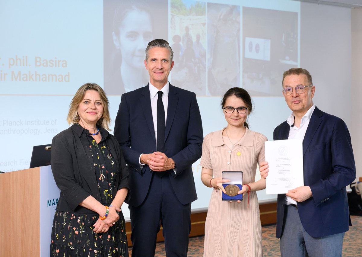 MPI_GEA's tweet image. Dr. Basira Mir Makhamad from @MPI_GEA has been awarded the Max Planck Society's prestigious Otto Hahn Medal for the first ever systematic archaeobotanical research at the heart of the Silk Road. Congratulations, Basira! gea.mpg.de/160232/makhama…
📸 : © David Ausserhofer / MPG