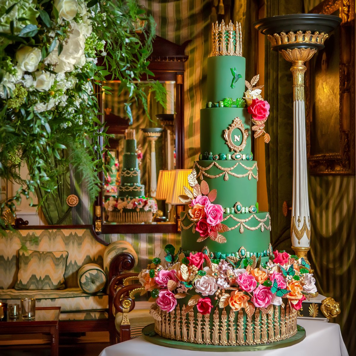 lizcakeemporium's tweet image. What the Jeff Bezos wedding teaches us about luxury, responsibility &amp;amp; reality 🧵
As someone who’s worked in the luxury wedding space for decades, I’ve seen the beauty and the complexity of these events up close.
Let’s talk about it. #LuxuryWithPurpose 1/