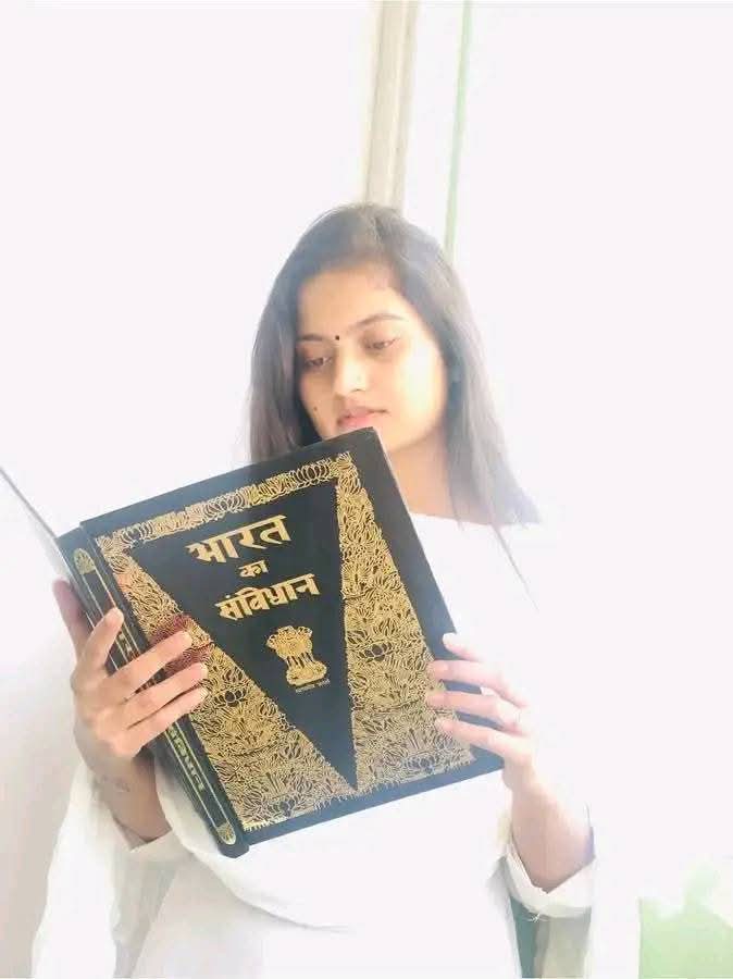 श्रृंगार करती हुई स्त्रियों से संघर्ष करती स्त्रियां अच्छी लगती हैं इसलिए किताबें चुने।।
Good afternoon 🌞