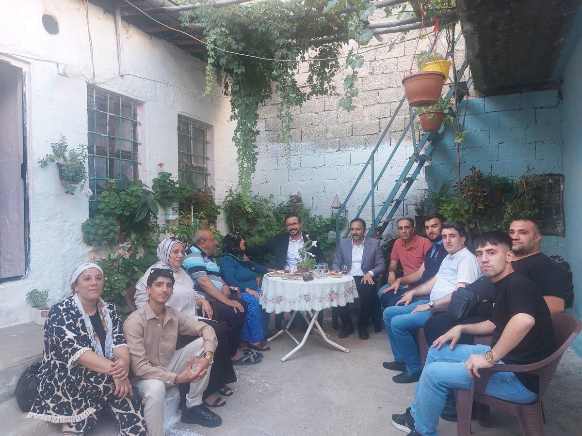 Siyasette Unutulan Vefaya Dair;

“Vefa semt adı, okul adı değil.
Emek ise Antep’te keza mahalle adı değil.”

Ak Parti Şehitkamil önceki dönem ilçe Başk. MEHMET YILMAZ.

Bu kardeşimiz Ak partinin  kuruluşunda 2002 senesinde gençlik kollarında siyasete başlamış, gençlik kolları