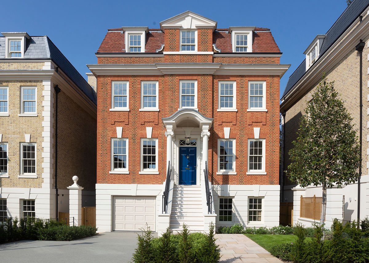 Magna Carter Park (amazing name) is a gated community in Surrey designed by Julian Bicknell. 

Poundbury for multimillionaires! 💸

(I love the stairs up to the front door)