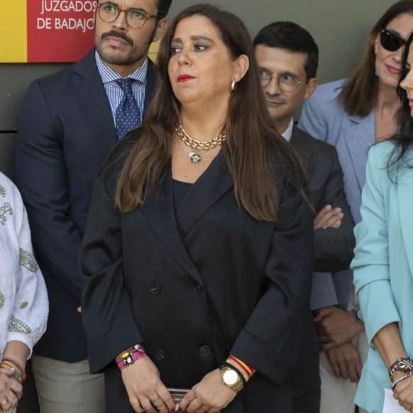 Esta jueza con pulserita de España se llama Beatriz Biedma, admitió la denuncia de Manos Limpias a dos días de las elecciones Europeas y procesó al hermano de Pedro Sánchez. Hoy se ha manifestado en una protesta de la ultraderecha de VOX. Lo llaman "independencia judicial".