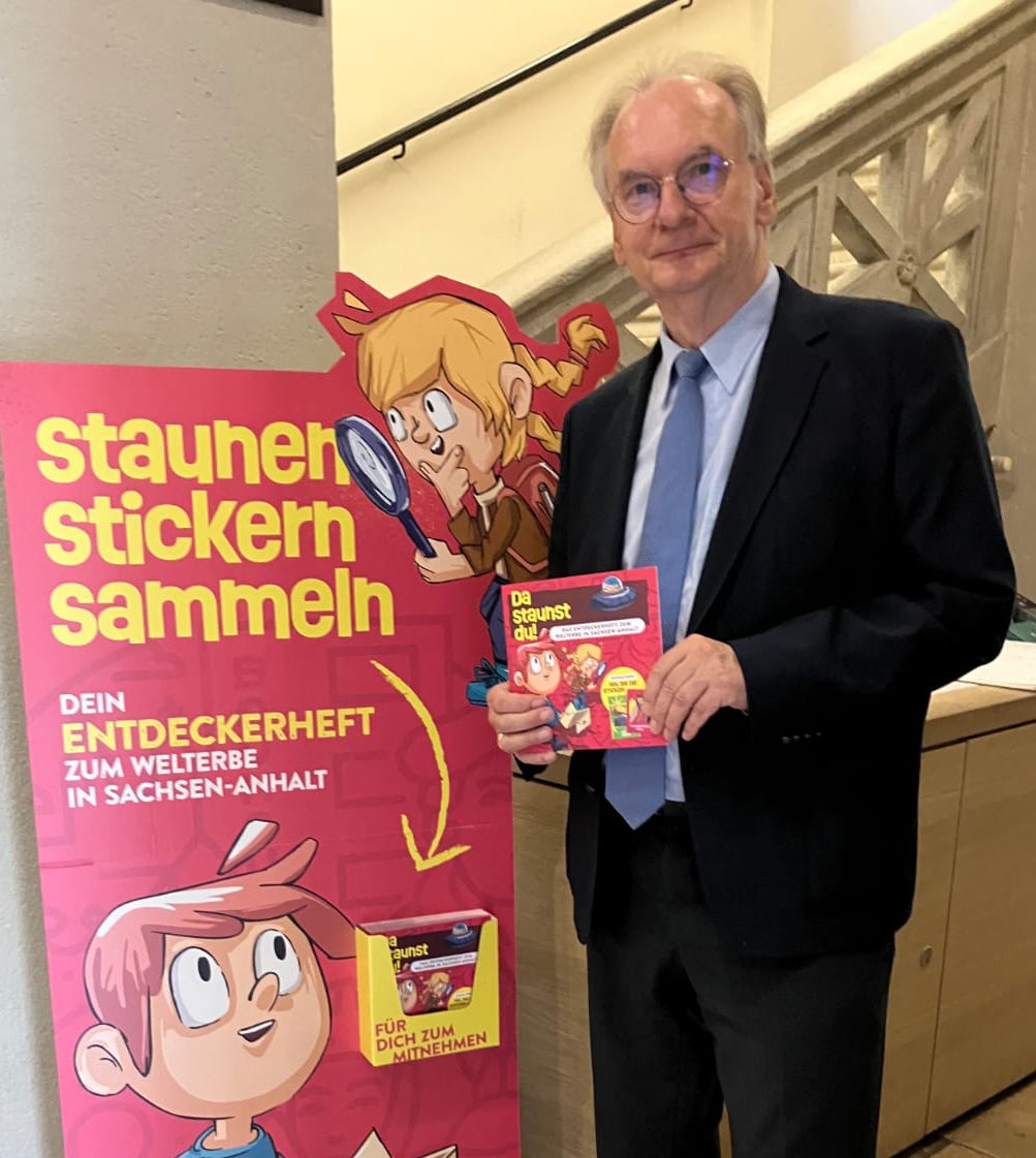 sachsenanhalt's tweet photo. 📚🎉 Ferienstart in Sachsen-Anhalt!
MP @reinerhaseloff lädt mit dem neuen Entdeckerheft alle Kinder &amp; Jugendlichen ein, die Welterbestätten im Land zu besuchen. Staunen, Sticker sammeln &amp; Preise gewinnen! 🌍✨
#WelterbeEntdecken #6Staunenswerte #Ferienstart #SachsenAnhalt https://t.co/94h2e5IGoy
