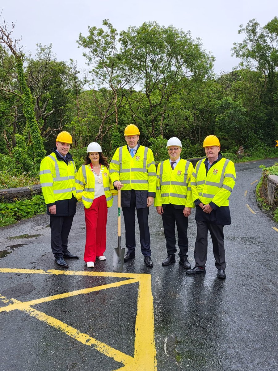 Great to see the sod being turned this morning on the R263 Fintra Bridge and Road Realignment Project, which will be carried out by the Department of Transport in conjunction with Donegal County Council, at a cost of around €12 million.