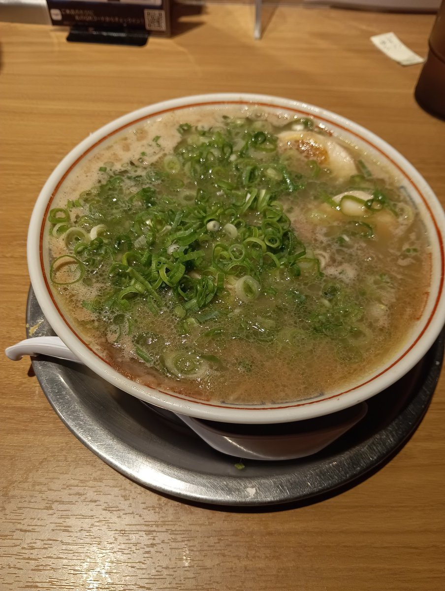 今日は珍しくお台場で仕事があったので、去年アド街でも紹介されていたげんちゃん<a href="/EastItalian/">げんちゃんラーメン</a>さんの三代目博多だるまで食べてきました。
勢いで替え玉も頼んでしまい、最後まで美味しく頂きました。