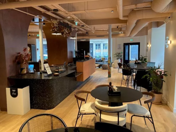 Situated close in Paris' 9th arrondissement close to Gare Saint-Lazare, this workspace is housed in a warm and stylish Haussmann-style building. It offers fully furnished private offices, meeting rooms, phone booths, and cozy breakout spaces.

Learn more: savi.li/6013SLg6h