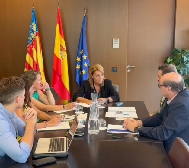 AERTE (@aerte_cv) on Twitter photo ✅ Reunión con la Vicepresidenta y Consellera de Servicios Sociales y su equipo.
Ayer mantuvimos un encuentro de trabajo con la Vicepresidenta y Consellera de Servicios Sociales, <a href="/SusanaCamarero/">Susana Camarero</a>, acompañada de su jefa de gabinete, Ester Felip, y Beatriz Simón, Directora General ✅ Reunión con la Vicepresidenta y Consellera de Servicios Sociales y su equipo.
Ayer mantuvimos un encuentro de trabajo con la Vicepresidenta y Consellera de Servicios Sociales, <a href="/SusanaCamarero/">Susana Camarero</a>, acompañada de su jefa de gabinete, Ester Felip, y Beatriz Simón, Directora General