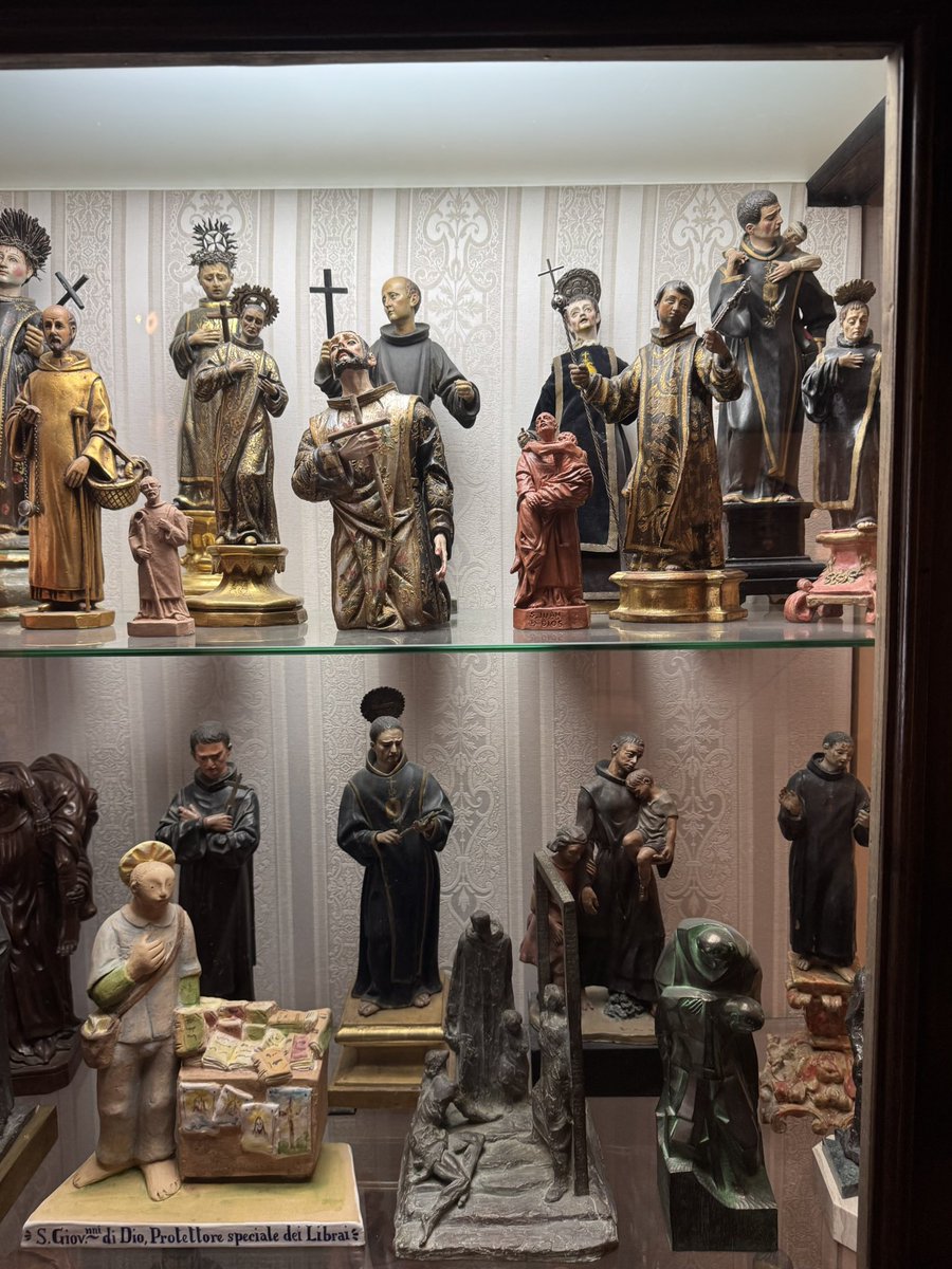 La vitrina en la habitación de cualquier otaku y esto es lo mismo