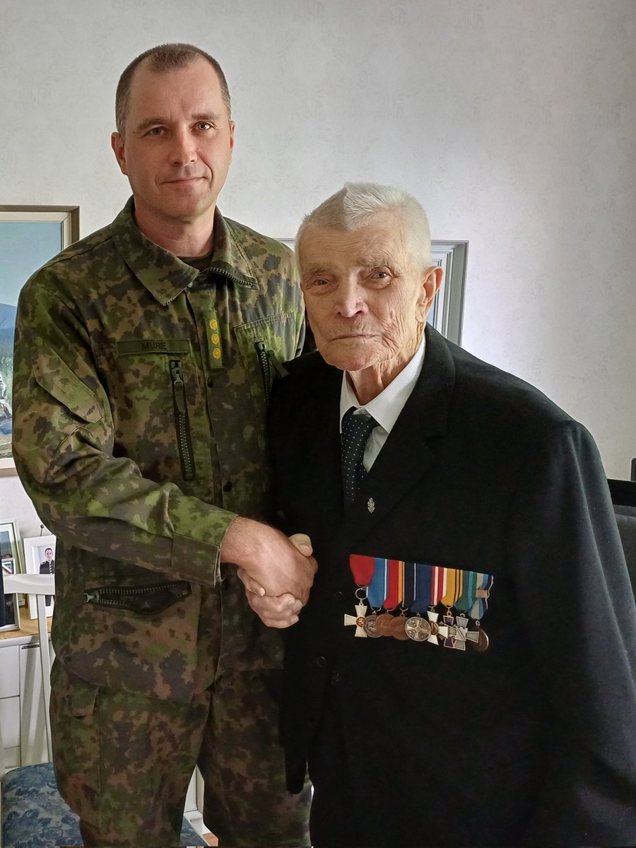 JaakariPR's tweet image. Jääkäriprikaati onnittelee Sodankylän vanhinta, tänään 102 vuotta täyttävää sotaveteraani Kalle Sukuvaaraa! Apulaiskomentaja eversti Ari Mure kävi viemässä syntymäpäiväsankarille Jääkäriprikaatin tervehdyksen.
#syntymäpäivä #sotaveteraani #jääkäriprikaati #sodankylä