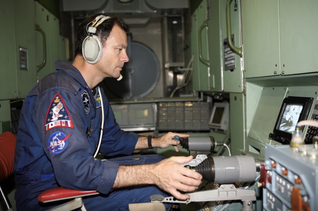 CommanderMLA's tweet image. In training for Soyuz operations in preparation for Expedition 14 in 2006, I had to adjust to the Russian approach to training - much more theoretical and less practical than at NASA. There are, however, still plenty of simulations, like this one in the Service Module mockup in…