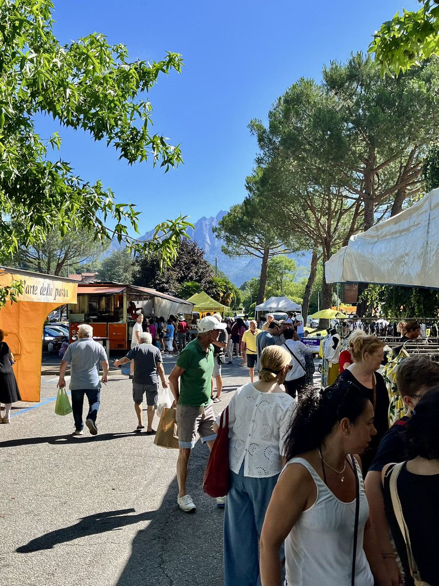 Marcel_V_'s tweet image. Markt in Colico, mooi tafelkleed, hoedje voor de zon, cappuccino, ijsjes, lekker genieten #Markt #Colico #LagoDiComo