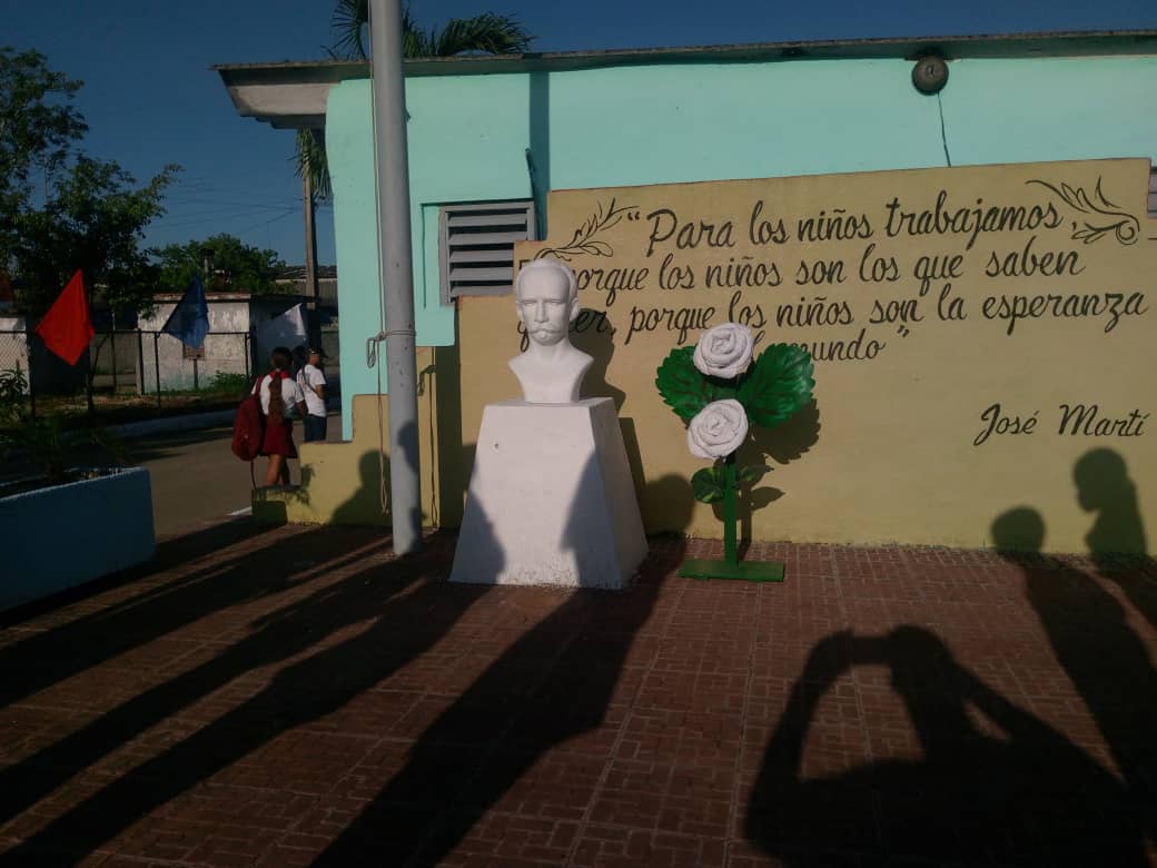 YaismaHernandez's tweet photo. Culmina en #ArroyoNaranjo el #ERCE con resultados satisfactorios. A los alumnos, padres de la muestra seleccionadas en las 7 escuelas del territorio las felicitaciones y gracias por su acompañamiento así como los claustros y directivos de los centros porque #EducarEsAmar https://t.co/lxuFGkTmUx