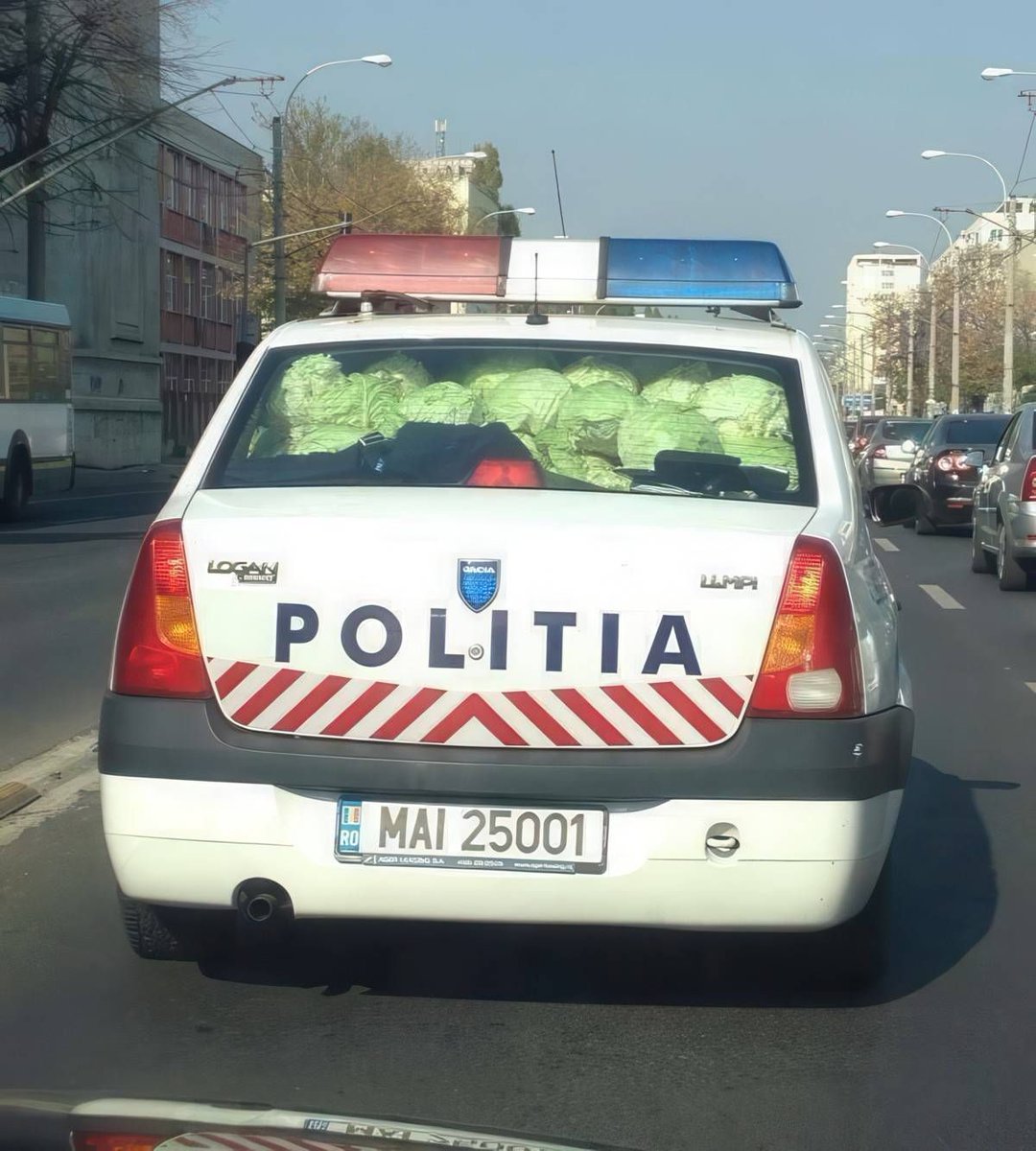 humorUAwin's tweet photo. Румынская полиция ещё и немножечко готовит...
#Romania #politia https://t.co/ZzUOTgS57L