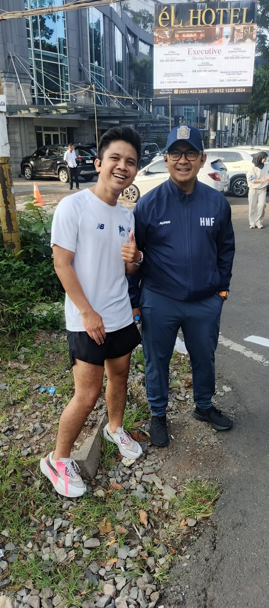 adillaansa's tweet photo. @farhanpenyiar @HeadShouldersID Sudah sekian lama akhir nya bisa ketemu lagi dengan bapak @farhanpenyiar . Hatur nhun pak. Bandung juara 🏆 https://t.co/qk8pwOxA7w