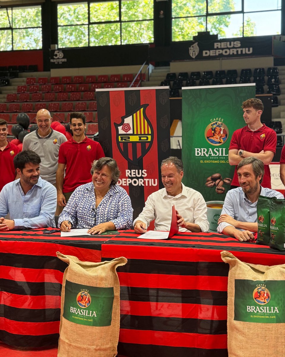 ReusDeportiu's tweet photo. Cafès Brasilia, nou patrocinador oficial del primer equip d'hoquei del Reus Deportiu ☕🐦‍🔥

El Reus Deportiu i Cafès Brasilia han signat l’acord a través del qual la marca serà el patrocinador del primer equip. 

🔗 Tota la info, aquí: https://t.co/te4QtR1ix1

#ForçaReus https://t.co/HddLSzoAqY