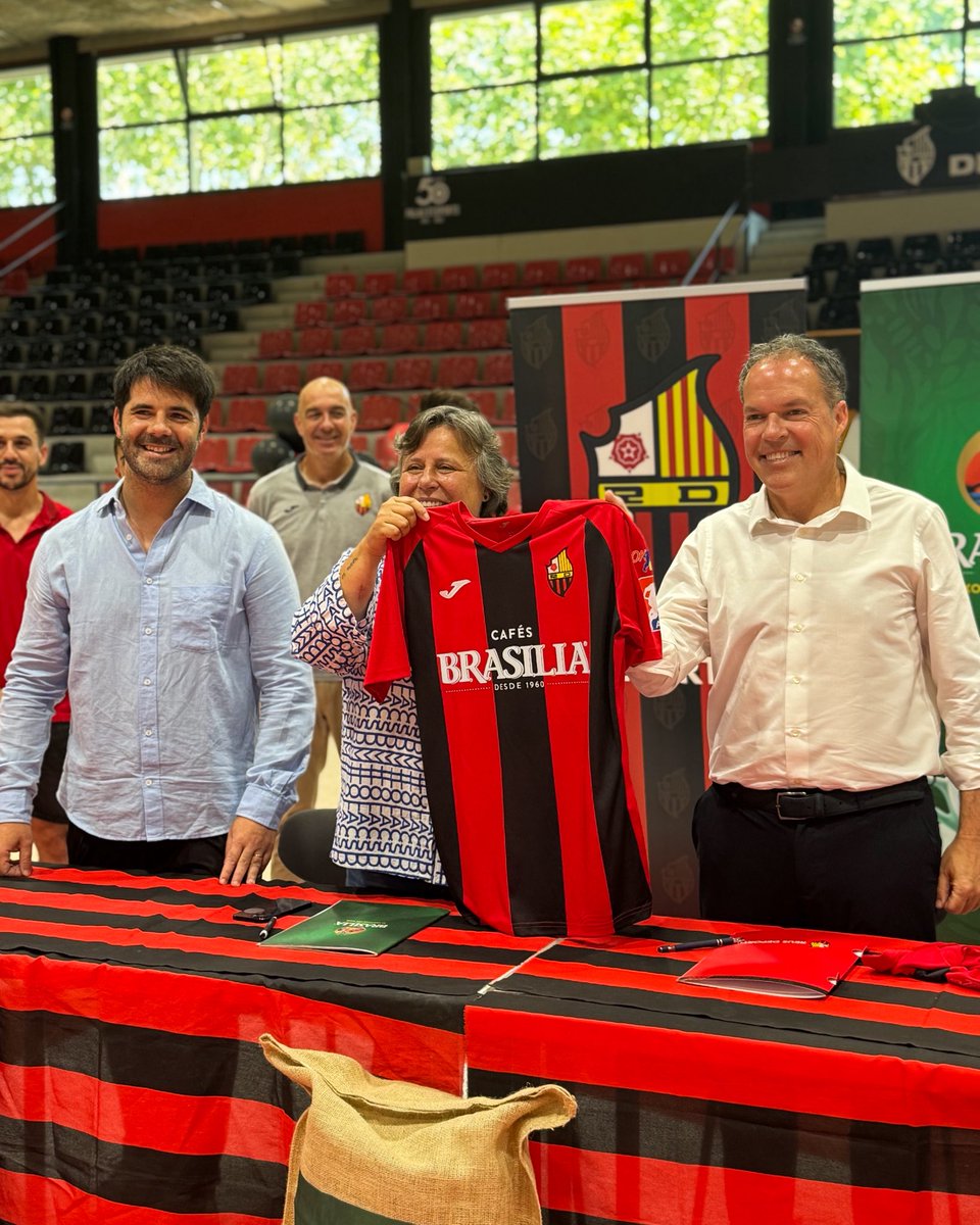 Cafès Brasilia, nou patrocinador oficial del primer equip d'hoquei del Reus Deportiu ☕🐦‍🔥

El Reus Deportiu i Cafès Brasilia han signat l’acord a través del qual la marca serà el patrocinador del primer equip. 

🔗 Tota la info, aquí: acortar.link/bKEQn8

#ForçaReus