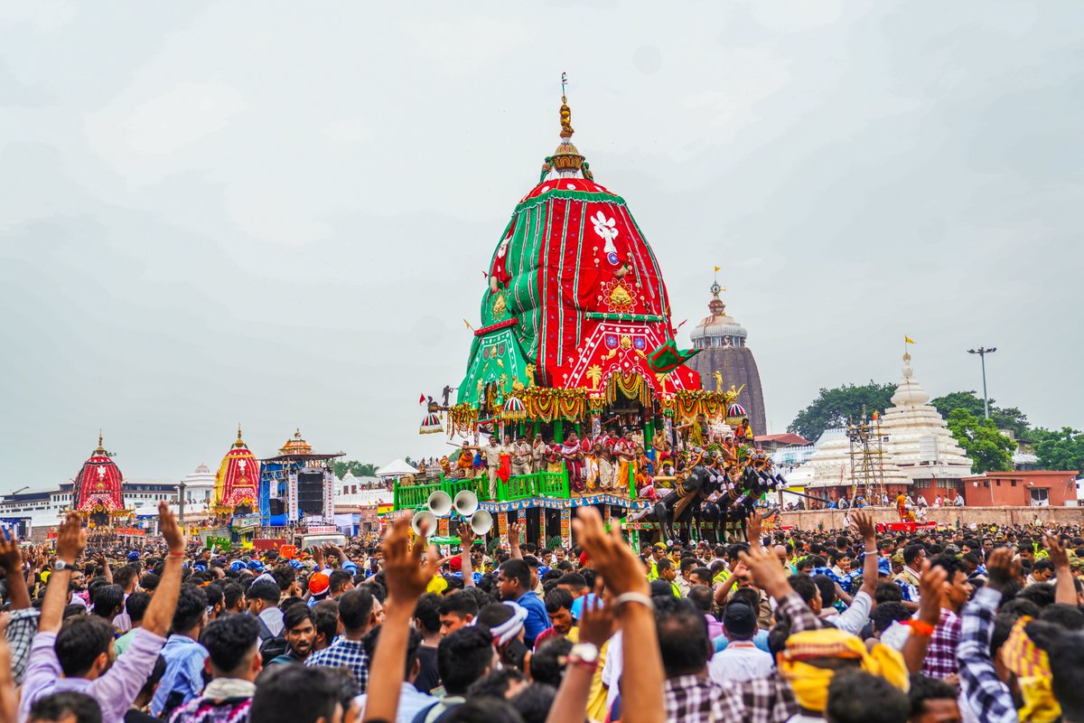 ଭକ୍ତିମୟ ପରିବେଶ ମଧ୍ୟରେ ବଡ଼ଦାଣ୍ଡରେ ବଡ଼ ଠାକୁର ଶ୍ରୀବଳଭଦ୍ରଙ୍କ ତାଳଧ୍ୱଜ ରଥଟଣାର ମନୋଲଭା ଦୃଶ୍ୟ।

Devotion at its peak as the most awaited moment has finally arrived. The Taladhwaja Ratha of Shree Balabhadra starts rolling on the Bada Danda.