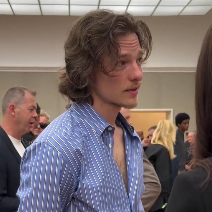 filmlver's tweet photo. the hair…the unbuttoned shirt…..i have many things to say https://t.co/kaOCSj6nSf