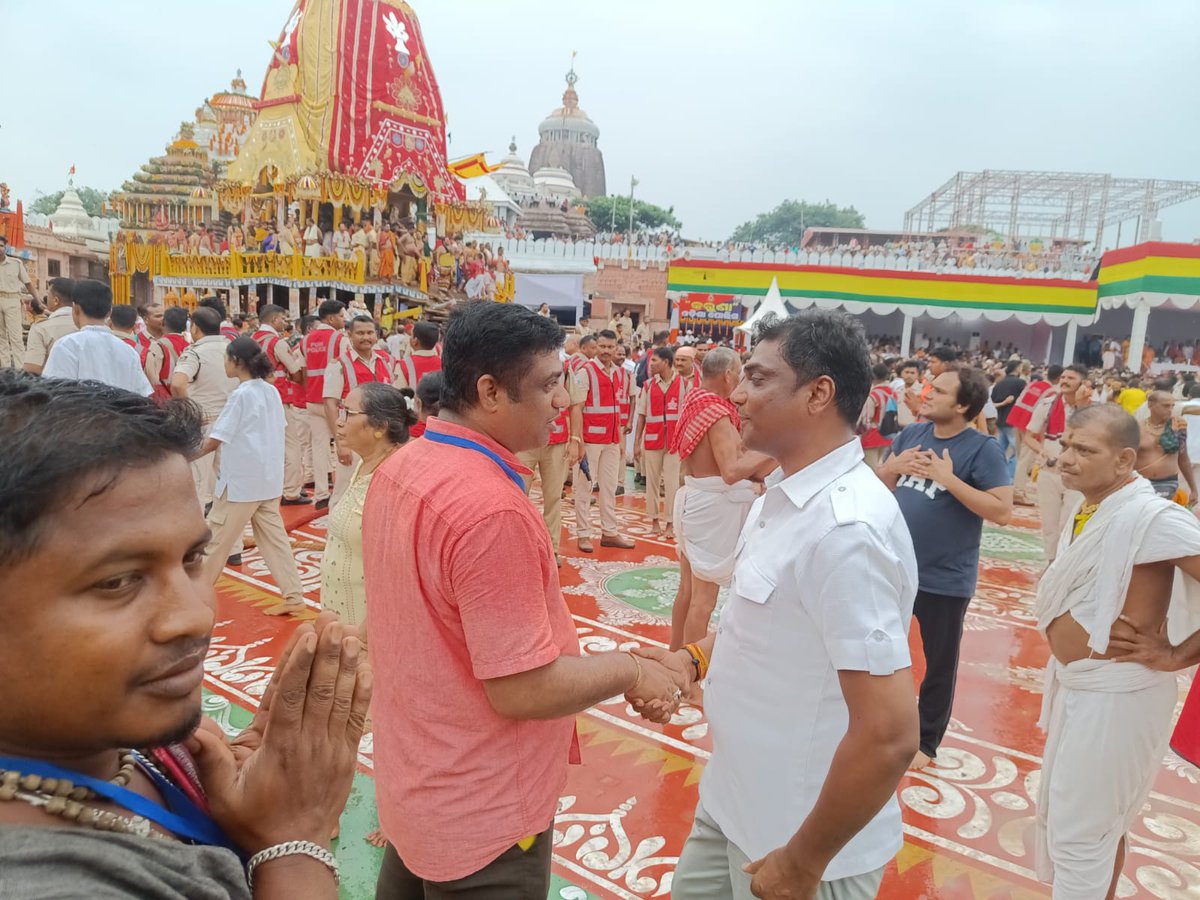 "रथे तु वामनं दृष्ट्वा 
"पुनर्जन्म न विद्यते"

ଆଜି ପବିତ୍ର ରଥଯାତ୍ରା ଅବସରରେ ଶ୍ରୀକ୍ଷେତ୍ର ପୁରୀରେ ରଥାରୂଢ ଶ୍ରୀ ଜୀଉମାନଙ୍କୁ ଦର୍ଶନ କରି ଜଗତର ମଙ୍ଗଳ କାମନା କଲି I 
#ଜୟଜଗନ୍ନାଥ 

#JayJagannath