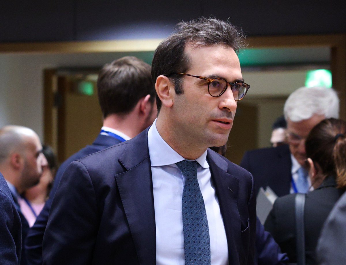 Presento mi candidatura a presidir el Eurogrupo.

Un paso al frente para dar impulso renovado a una institución que debe jugar un papel clave en la agenda política europea y lograr resultados tangibles en materia de crecimiento, competitividad, estado de bienestar e integración🇪🇺