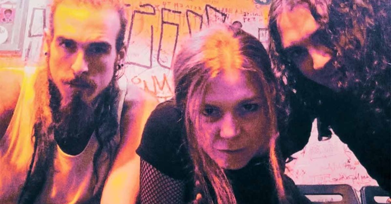 tinyurl.com/mrykvj39 - Sounds of Broken Souls canaliza rabia, arte y pensamiento crítico en un sonido que mastica el metal, el grunge y el stoner para escupir realidad distorsionada. Entra en el universo distópico y brutalmente humano de Sounds of Broken Souls.