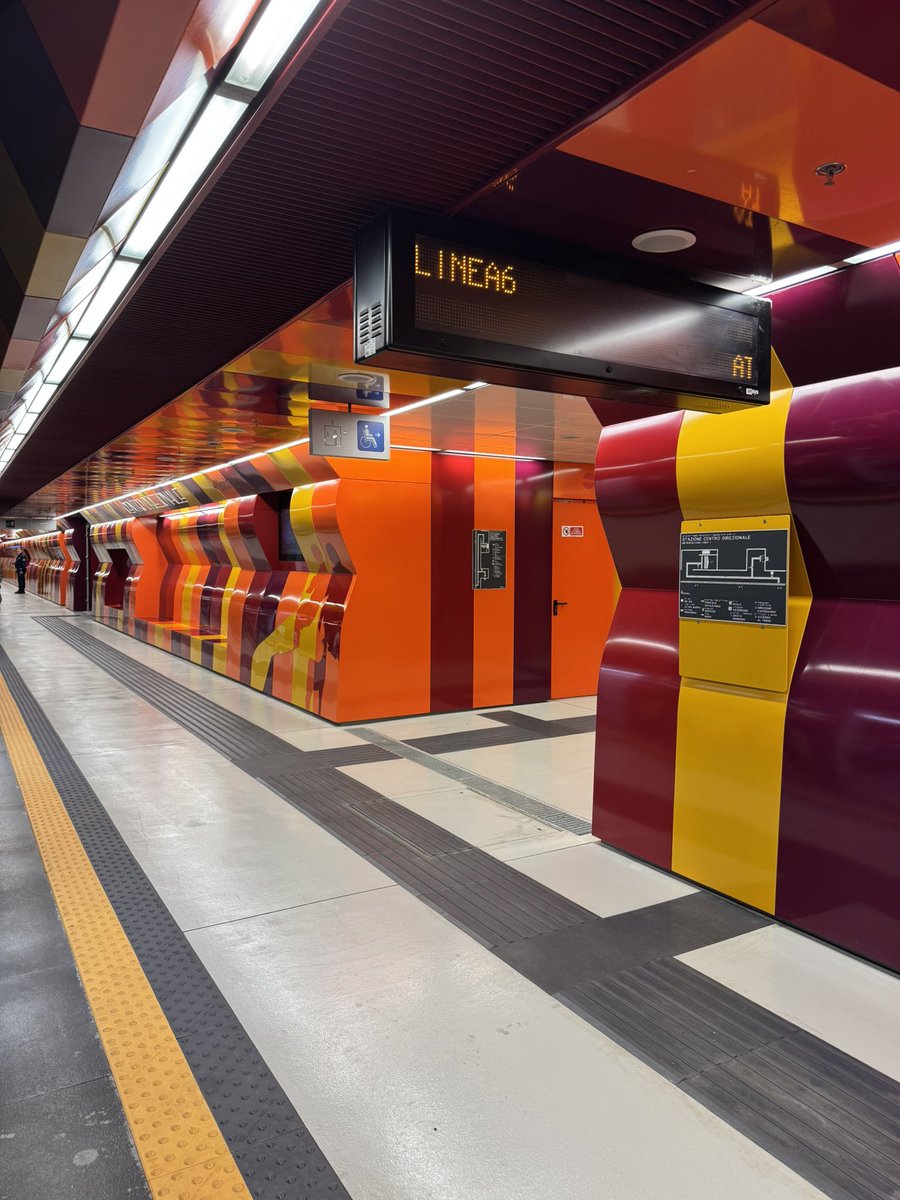 Tizio domanda a Caio in metropolitana dove va: «al Centro direzionale».
«ah, non conosco la nuova stazione, com’è?».
Lapidario: «squallida».
Napoletani che odiano sé stessi.
#Napoli