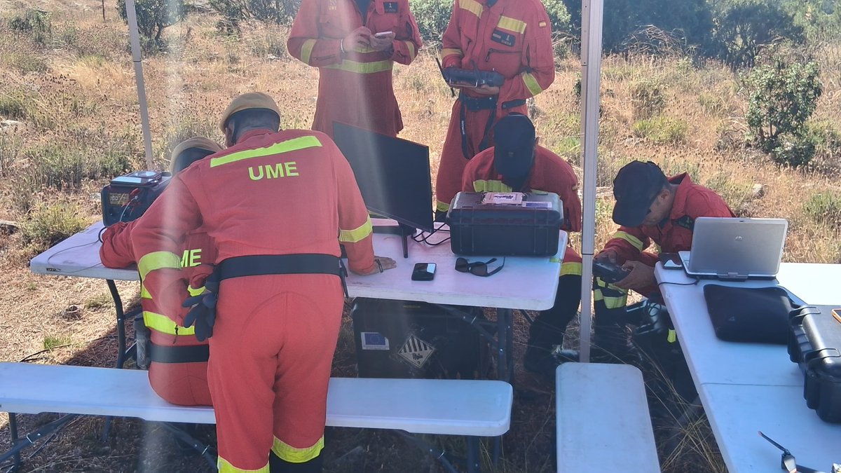Defensagob's tweet photo. 13 militares de la @UMEgob trabajan ya en #Ávila con drones de cámaras térmicas para detectar puntos de rotura. Se suman hoy nuevos efectivos y medios técnicos. 
Objetivo: recuperar cuanto antes el suministro de agua. 🚨🚁 https://t.co/nwuwTtYnca