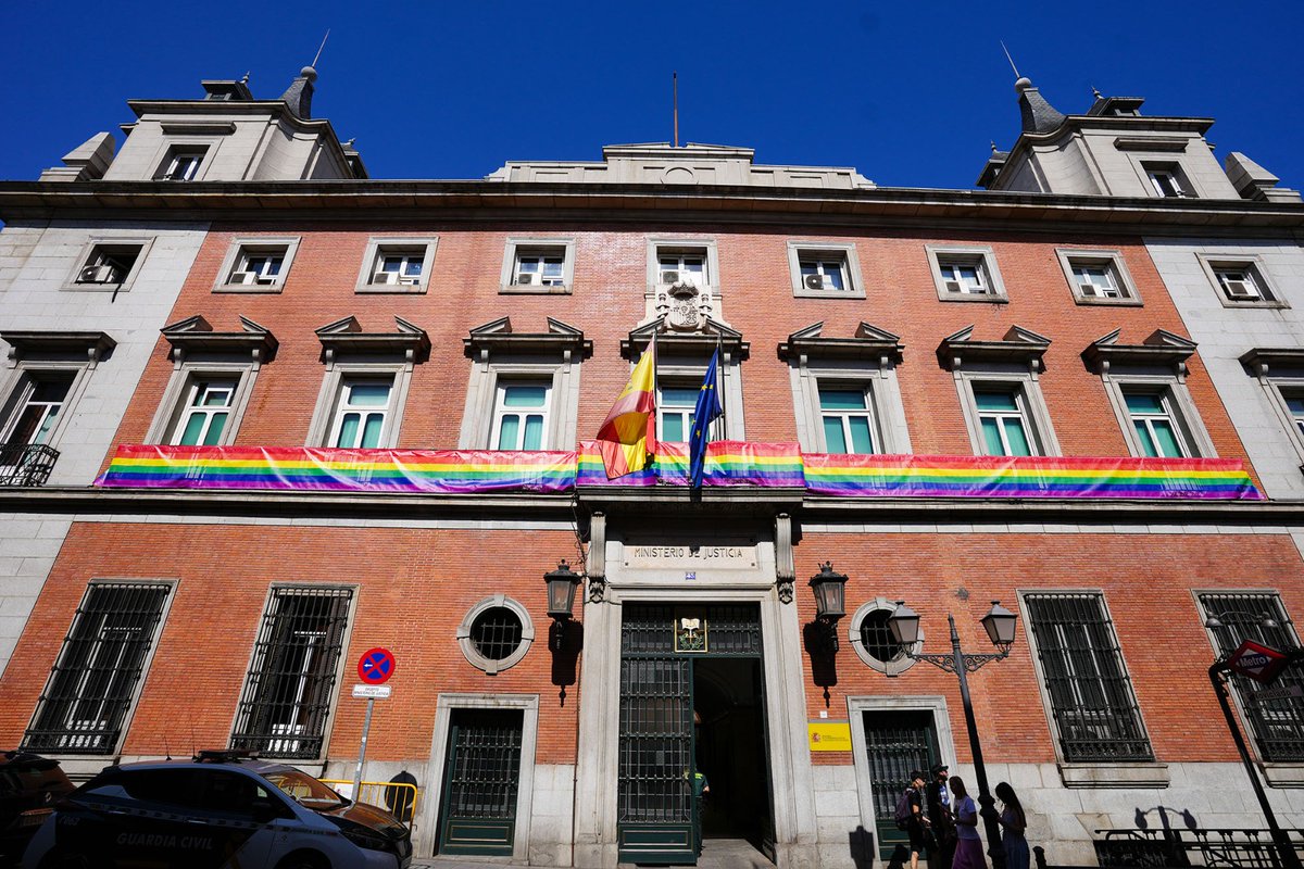 Las sedes del ministerio, en los palacios de Parcent y Sonora en Madrid, ya lucen un año más los colores del orgullo LGTBI+

Igualdad y diversidad por bandera 🏳‍🌈

#OrgulloyJusticia
#SíSeguimosQueriendo
#Orgullo2025