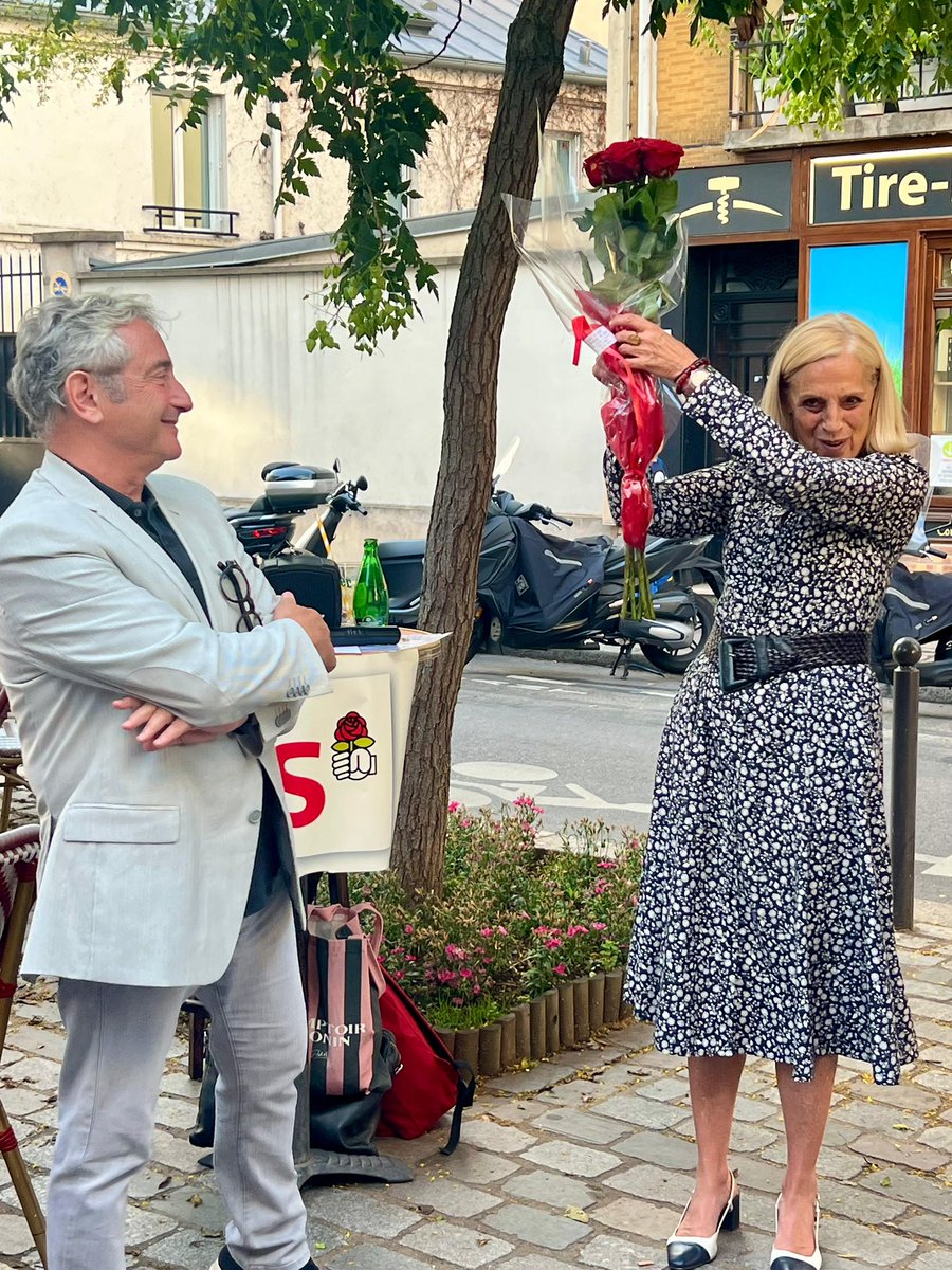PAW16e's tweet photo. Lancement, chaleureux, enthousiaste et dynamique pour la campagne de Geneviève Garrigos hier soir. Place Léon Deubel dans le 16e. #16e #Paris2026 #PSParis https://t.co/zqUkGMbpWT