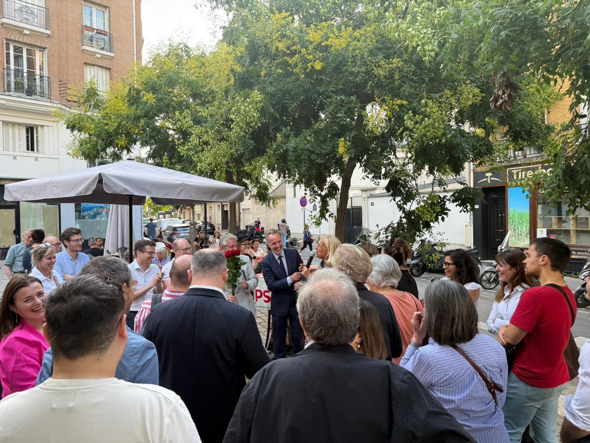 PAW16e's tweet photo. Lancement, chaleureux, enthousiaste et dynamique pour la campagne de Geneviève Garrigos hier soir. Place Léon Deubel dans le 16e. #16e #Paris2026 #PSParis https://t.co/zqUkGMbpWT
