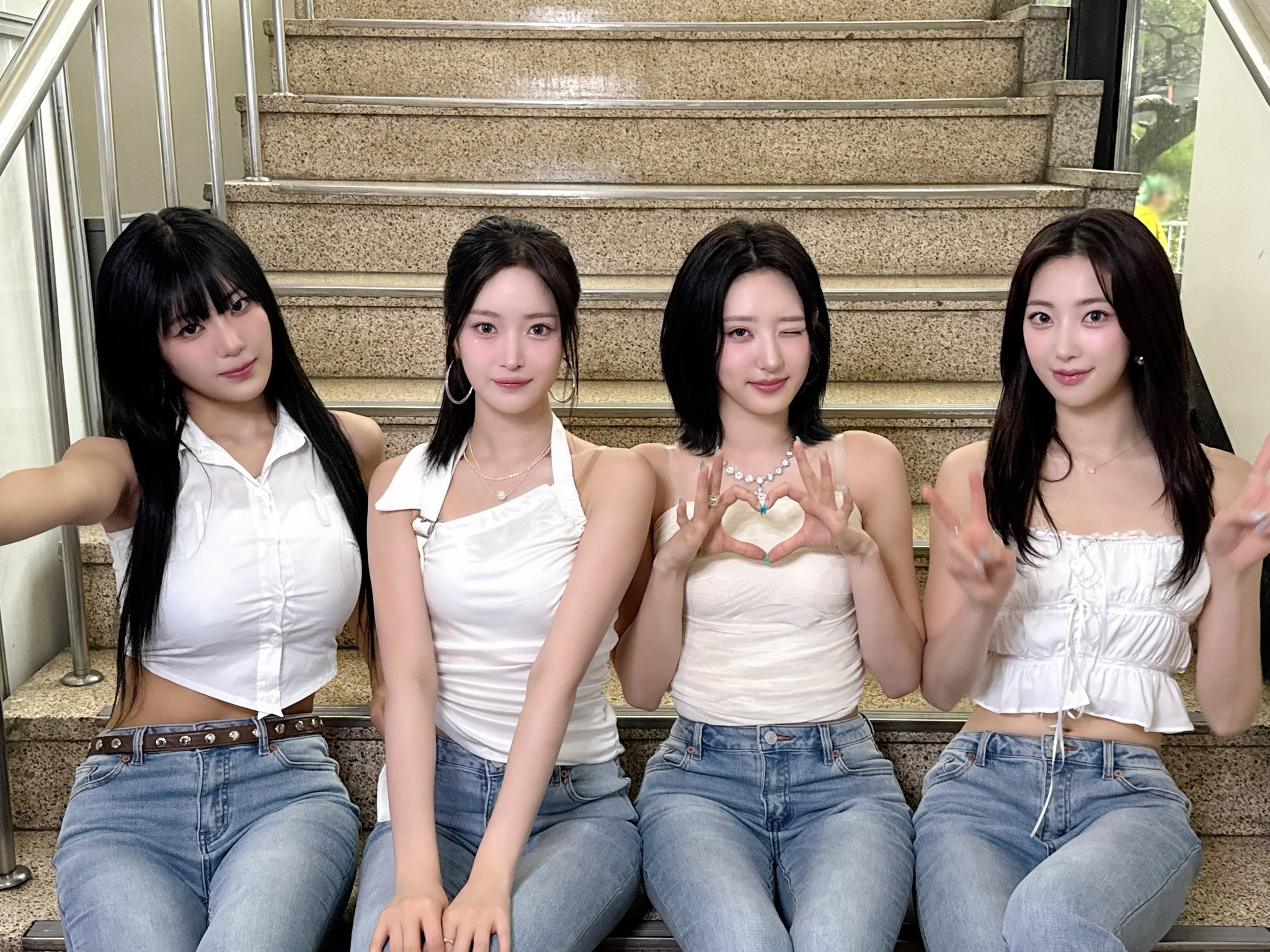 GucadZBbQAEV9k4?format=jpg&name=large