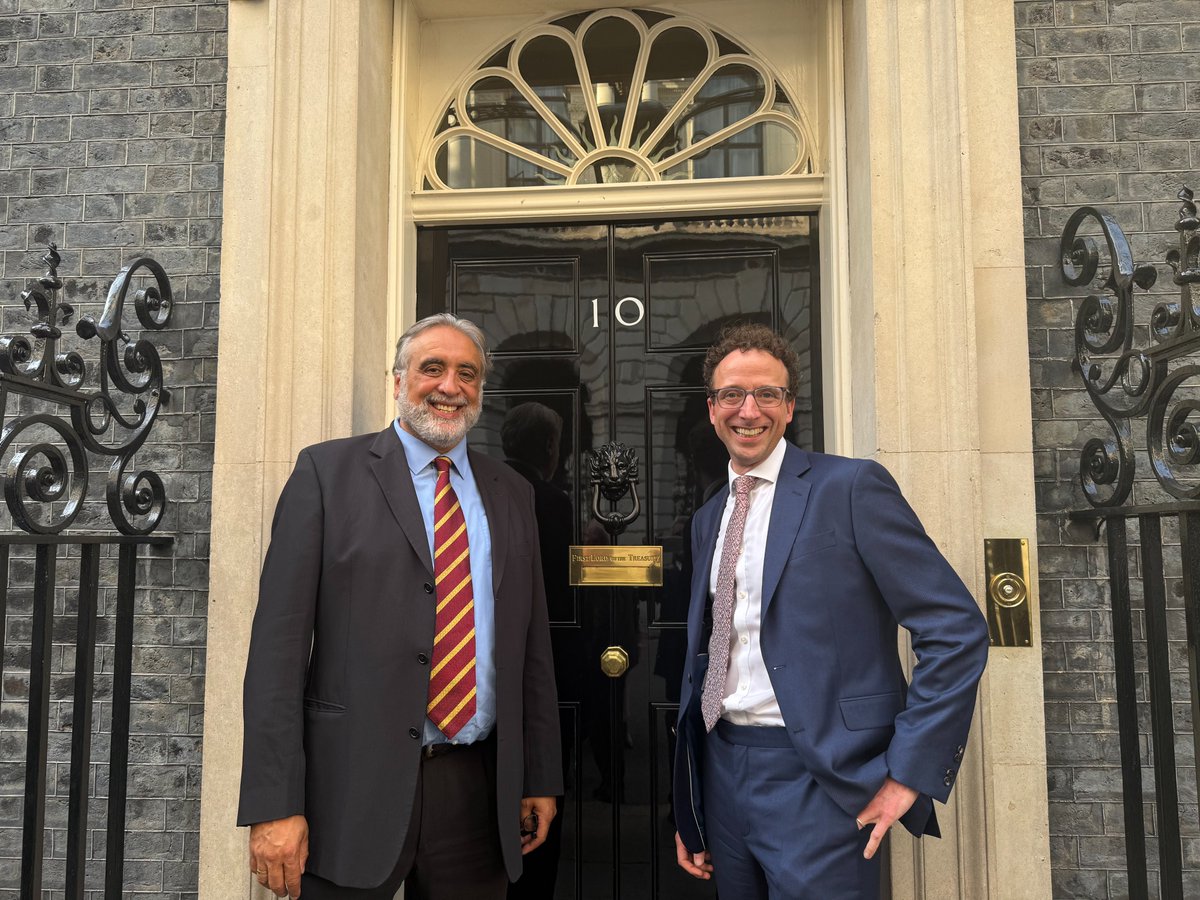 Aman Coonar, SCTS President, with Tom Newsom-Davis, <a href="/BTOGORG/">BTOG</a> President, joined forces with patients, clinical leaders, commissioners and politicians to celebrate 35 years of the Roy Castle Lung Cancer Foundation.